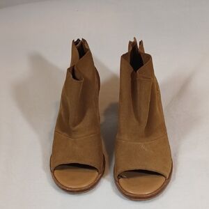 UGG Ginger Elegant Tan Peep-Toe Ankle Booties Sz 8